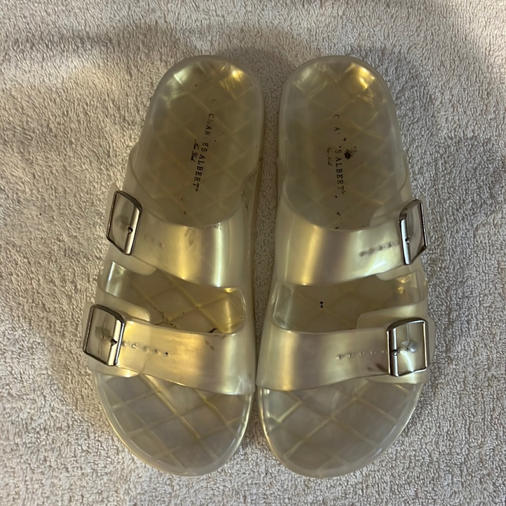This is a used size 10 sandals in a color white metallic color